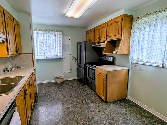 3rd image of 3322 W Centre B St NW