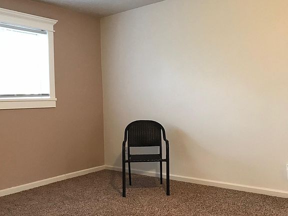 LR Carpet is Off-White. This picture was taken in #8, the apartment across the hall. The picture I have of #7's living room is really quite lousy. This one more accurately describes it, but not it's depth or the color or it's carpet.