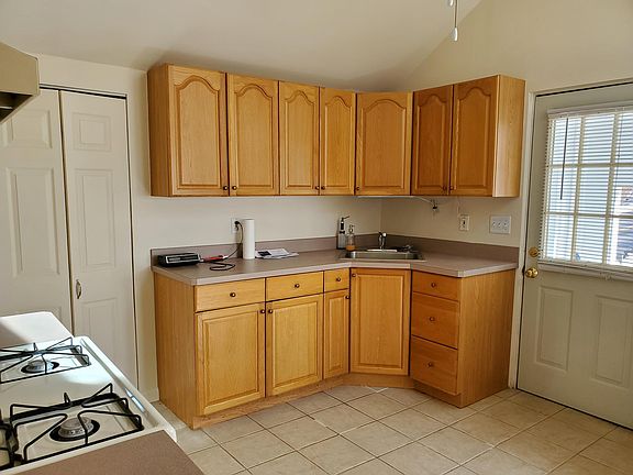 3rd image of 132 Gladys Ave #2