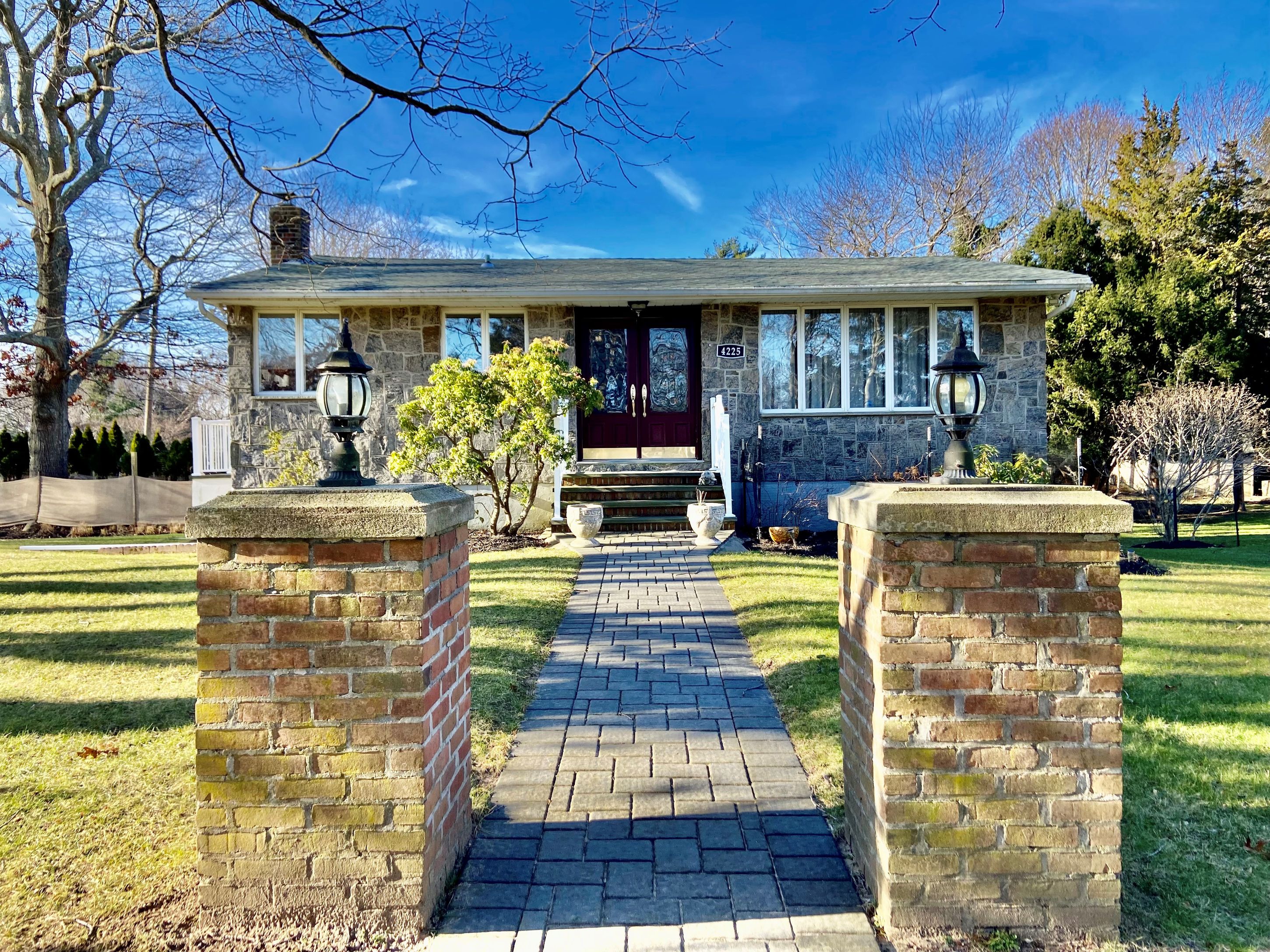 4225 Stars Rd, East Marion, NY 11939 Out East