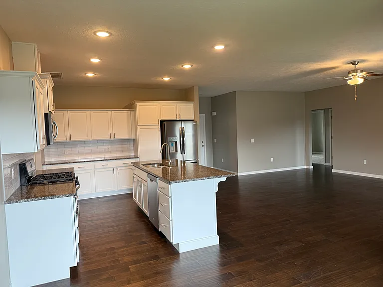 709 E Penzance Cir — Photo 4