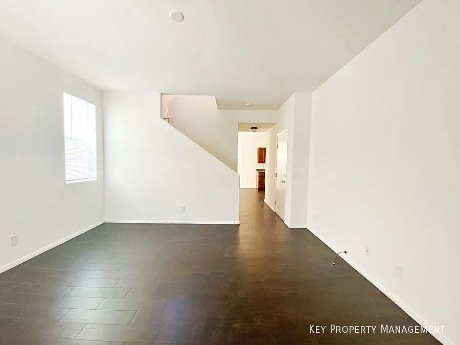 Beautiful 3 bedroom, 2.5 bathroom home located in Silverado Ranch — Photo 4