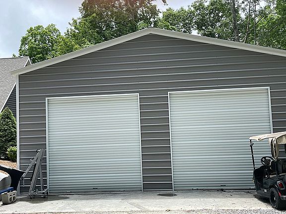 Detached garage 