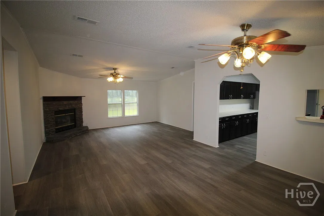 3 bed, 2.0 bath, 1904 sqft, $4,000 — Photo 2