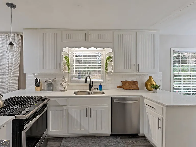 2984 Blackberry Ln — Photo 6