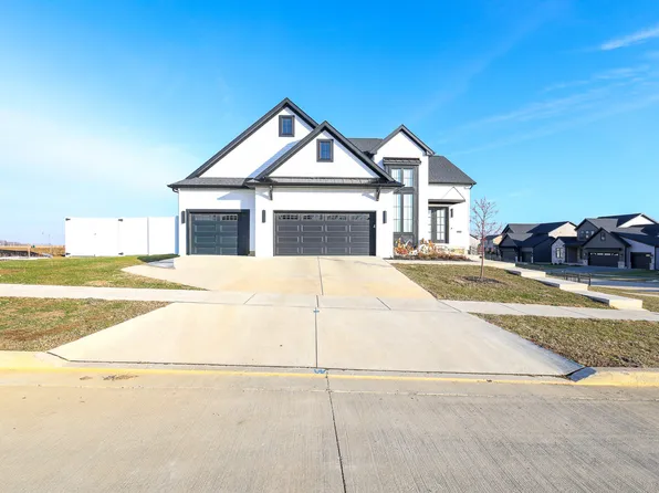 1112 Bell Grove Ln, Bloomington, IL 61705