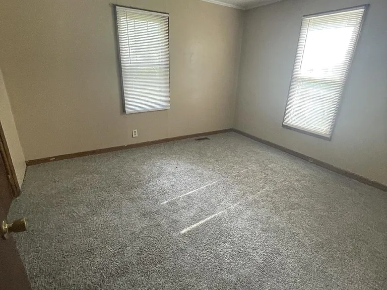 300 Raven St — Photo 4