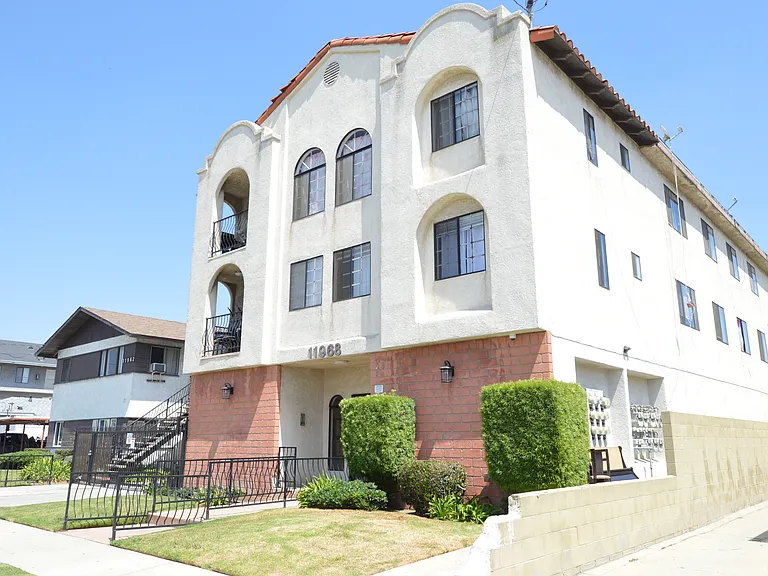 11968 York Ave #8 — Photo 1
