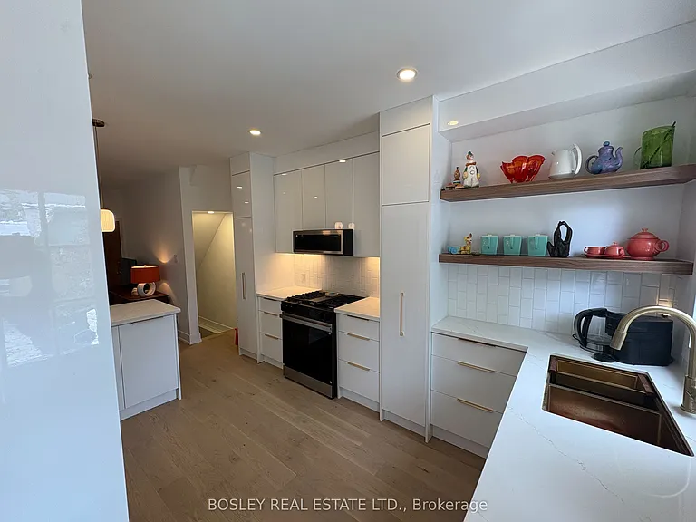 111 Carlaw Ave — Photo 7