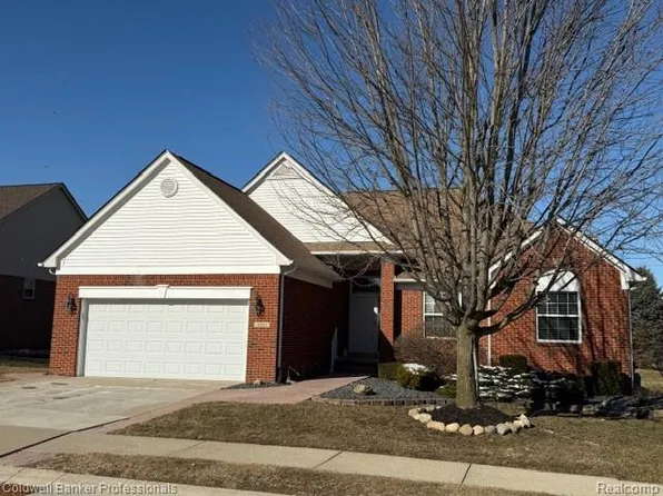 8261 Prestwick Ln, Washington, MI 48095