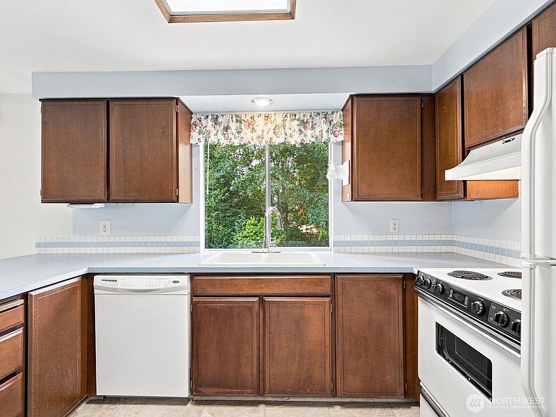 4th image of 1839 N 185th Street