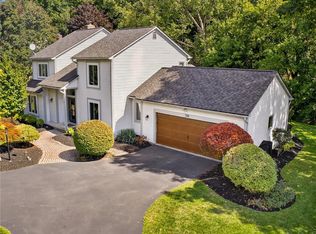 29 Bridgewood Dr, Fairport, NY 14450