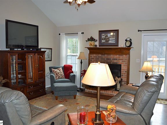 4th image of 103 Whispering Pines Ct