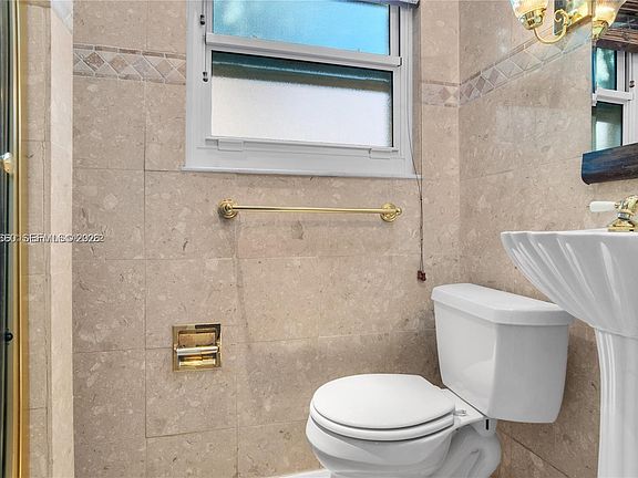 5th image of 617 NE 2nd Pl