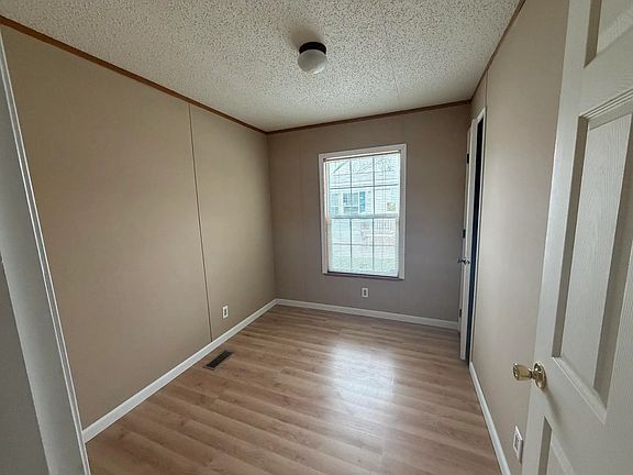 5th image of 407 Carriage Lane Est