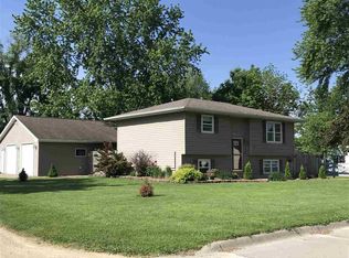 504 3rd Ave NW, Farley, IA 52046