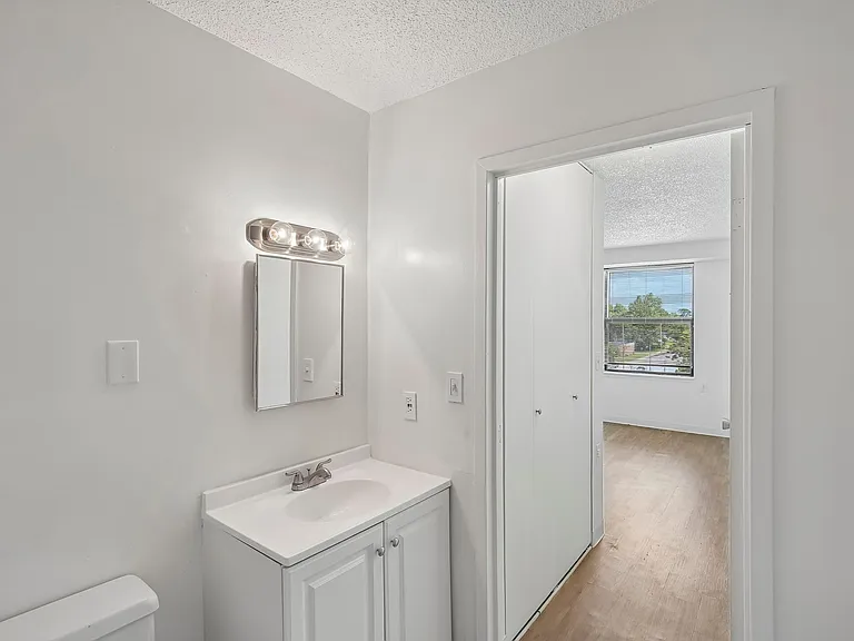 Riverview Apartments — Photo 30