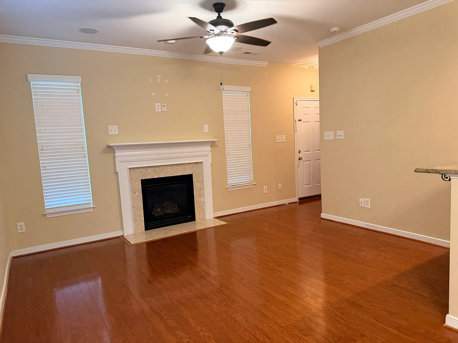 3 bed, 2.5 bath, 1350 sqft, $2,000 — Photo 4
