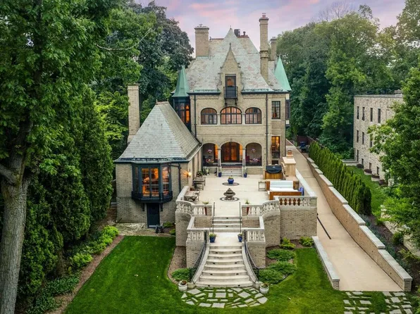 3266 North Lake DRIVE, Milwaukee, WI 53211