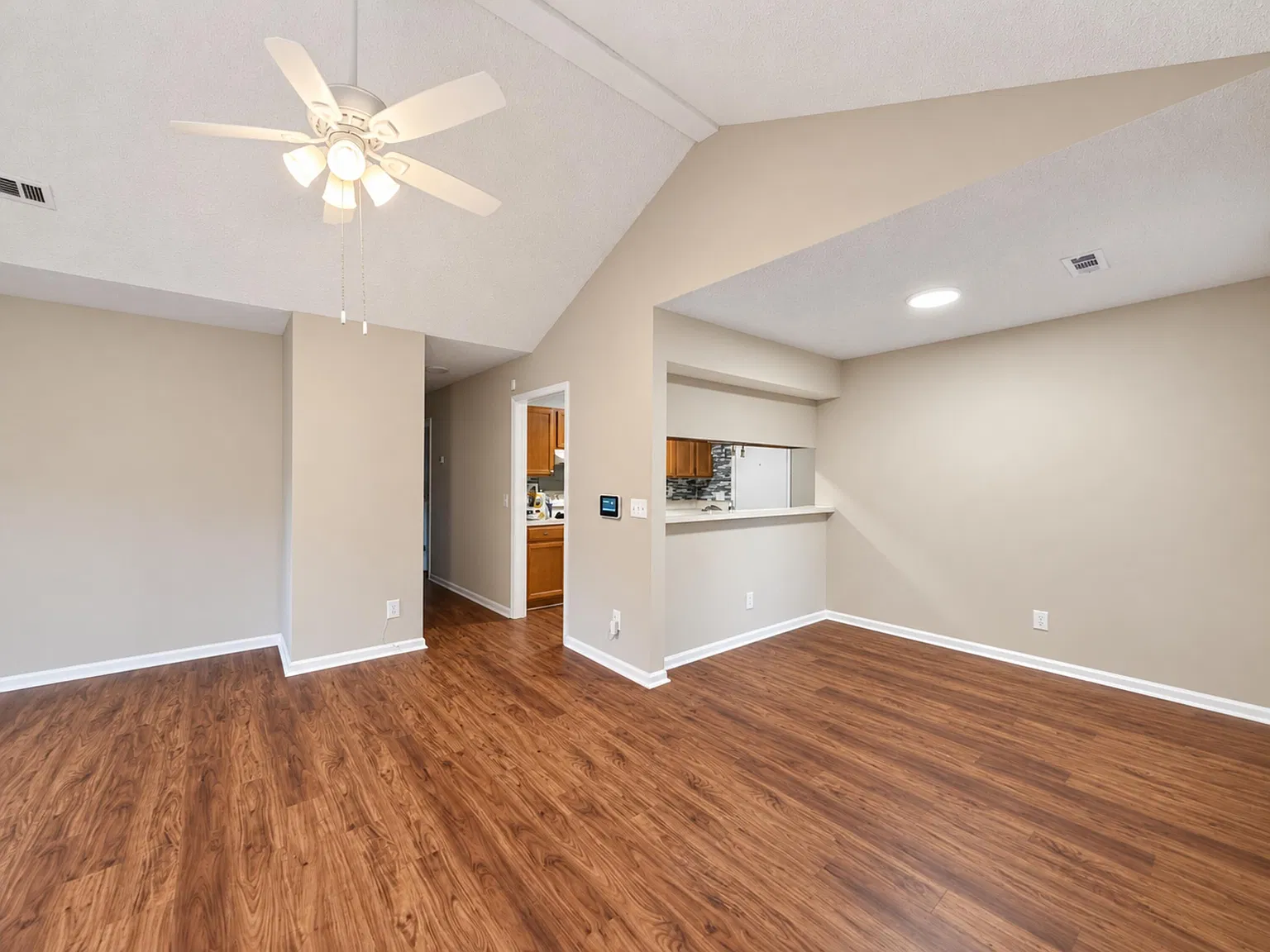 3 bed, 2.0 bath, 1056 sqft, $2,050 — Photo 3