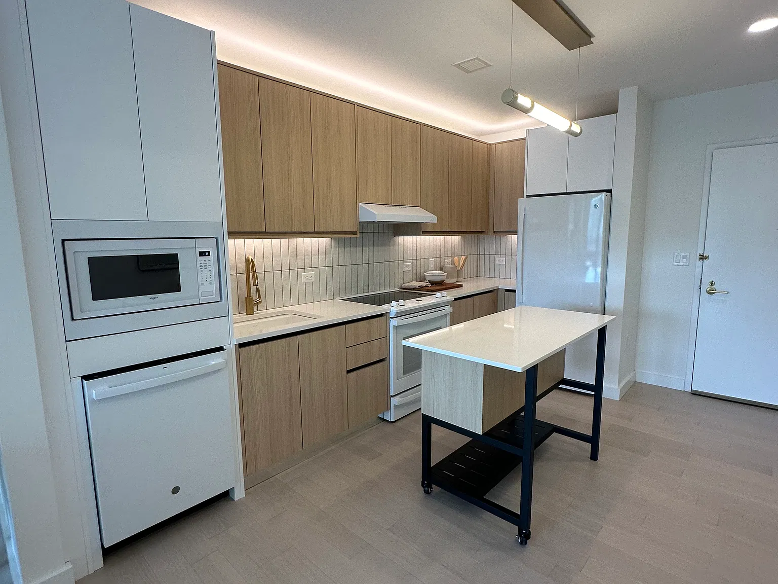 1 bed, 800 sqft, $4,295 — Photo 4