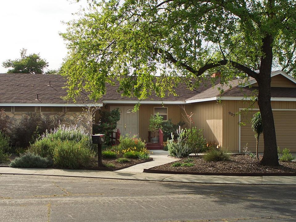 907 Chateau street view