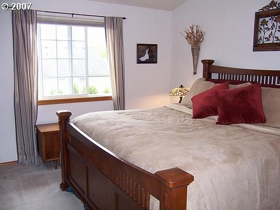 Master w/ walk-in closet!