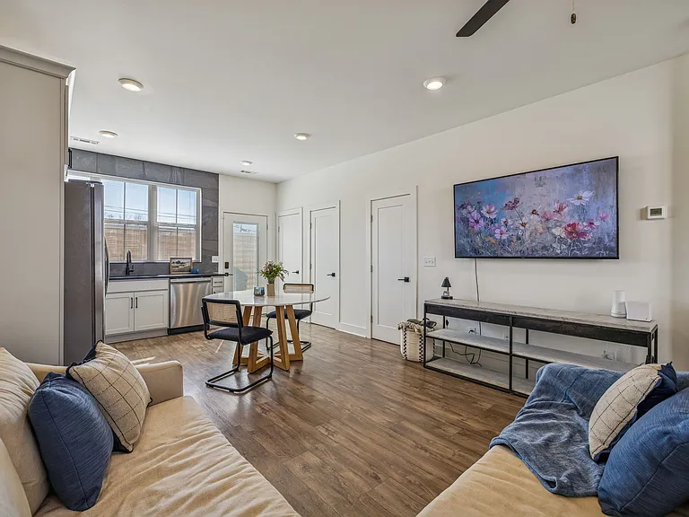 100 Thompson Ln #6 — Photo 16