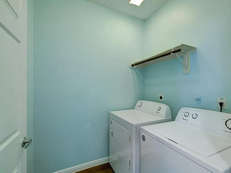 5215 Kingsbury St — Photo 17