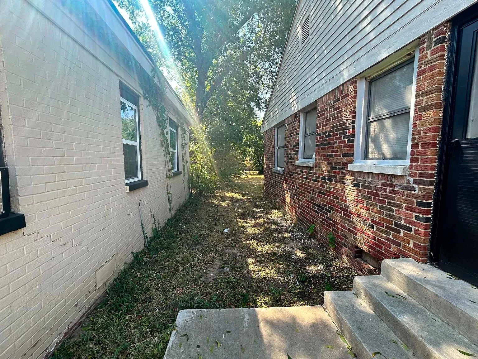 3 bed, 999 sqft, $1,300 — Photo 2