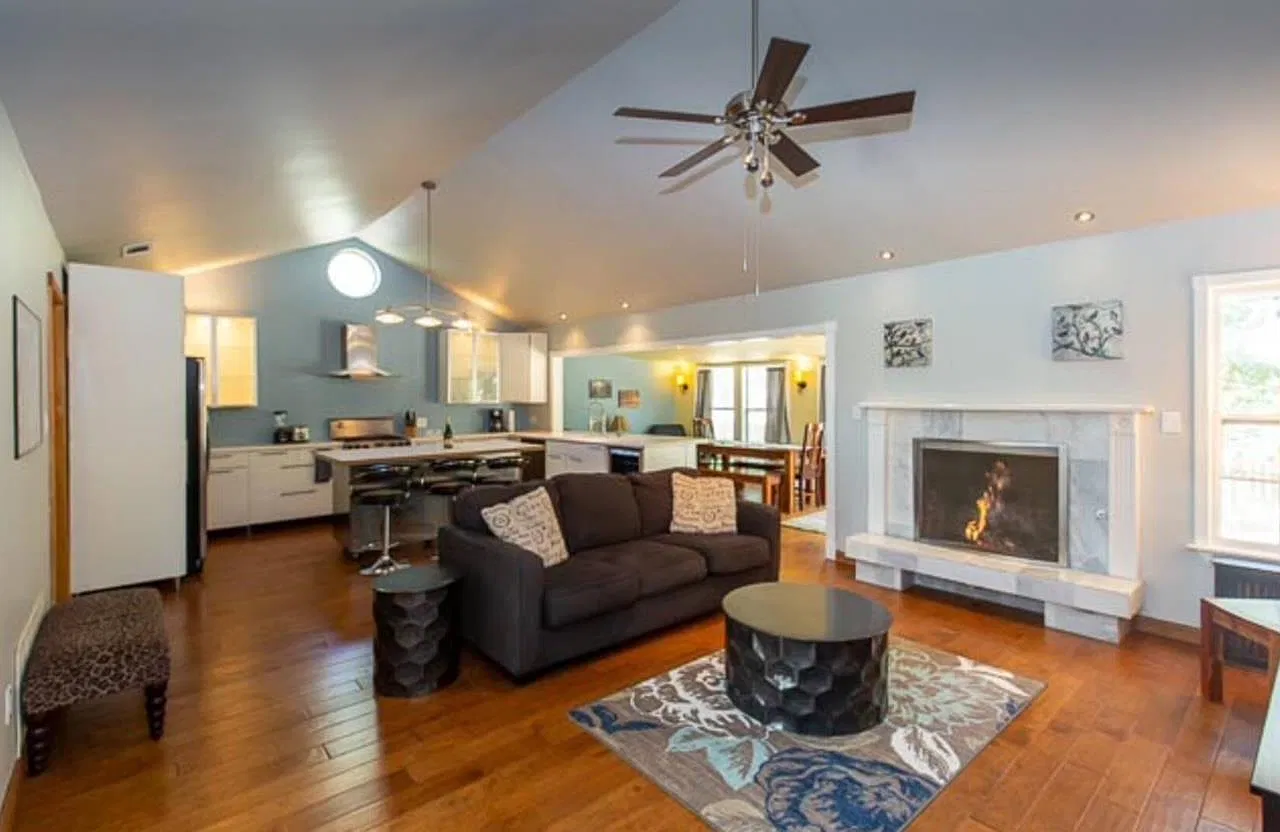 3 bed, 2.0 bath, 1798 sqft, $3,300 — Photo 3