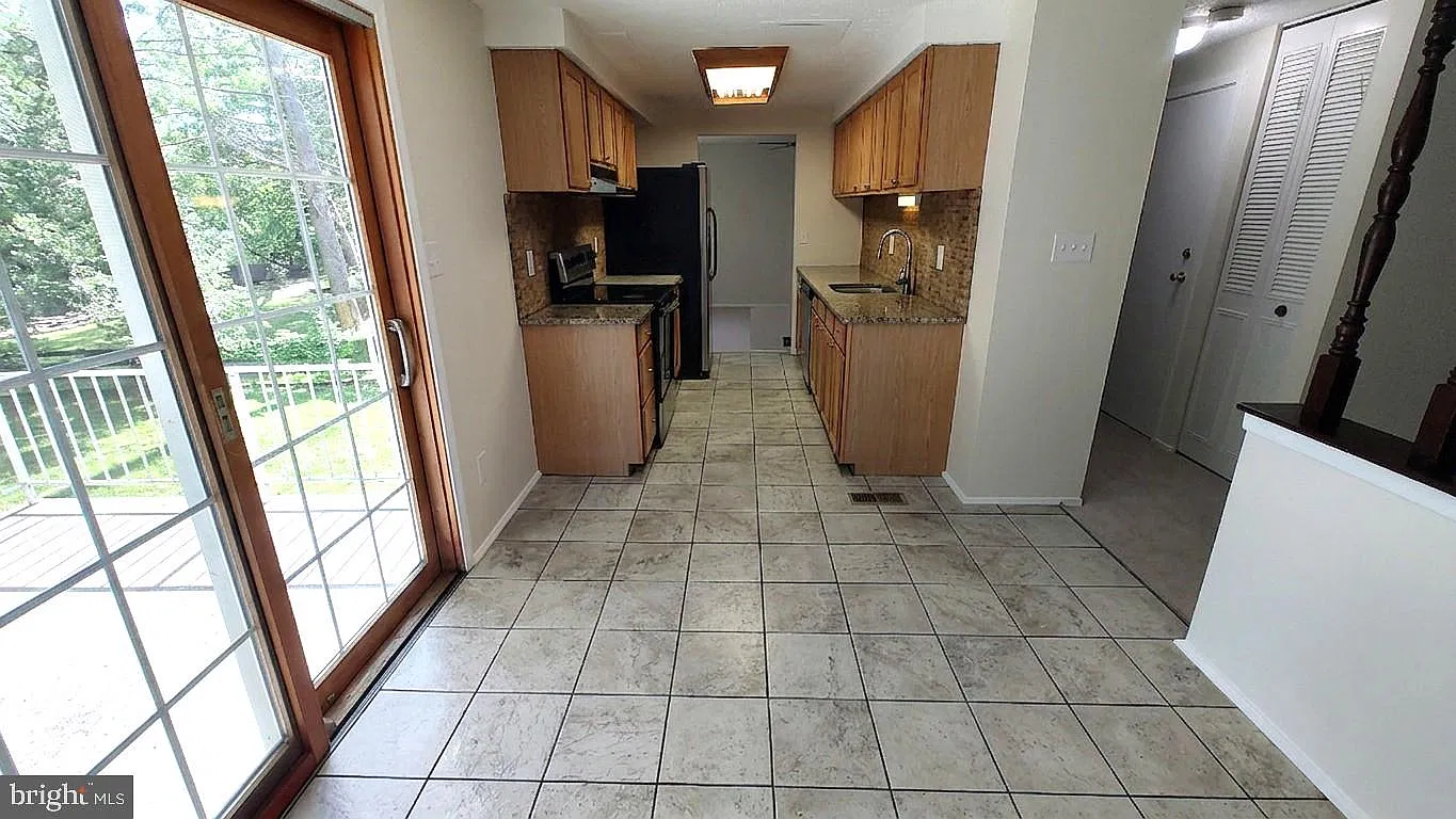 4 bed, 2.5 bath, 2328 sqft, $3,000 — Photo 2