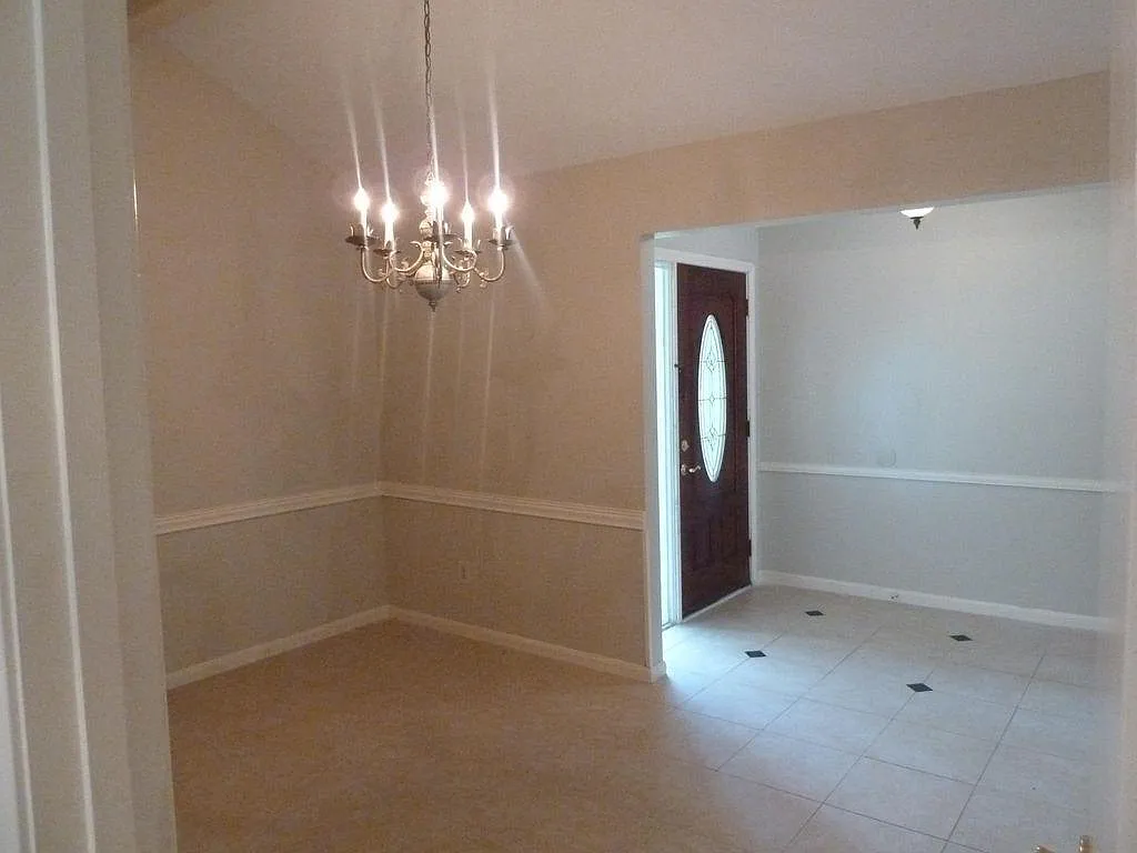 4 bed, 2.5 bath, 2100 sqft, $2,200 — Photo 2