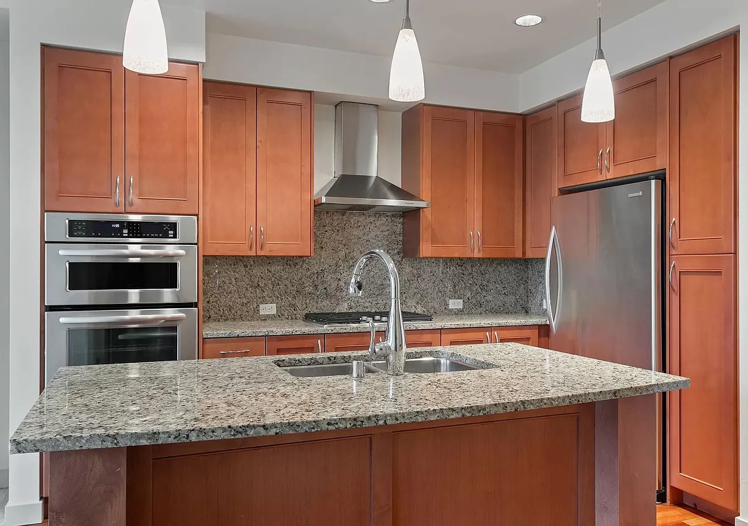 Gorgeous 1 Bed 1.5 Bath Condo in Washington Square for Rent — Photo 4