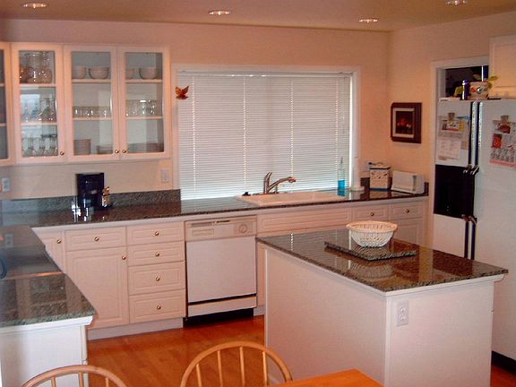 Kitchen w/ Slab Granite