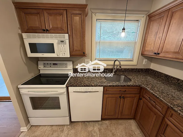 241 Cedarmere Cir — Photo 9