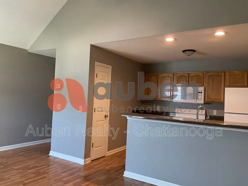 2 bed, 1.0 bath, 900 sqft, $1,095 — Photo 2