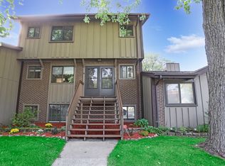 637 Forum Dr, Roselle, IL 60172