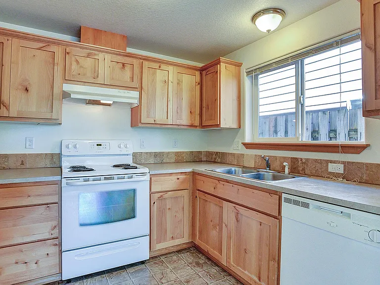 2215 Sam Parrett Dr — Photo 11