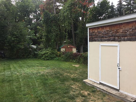 5th image of 2354 Willow Beach St
