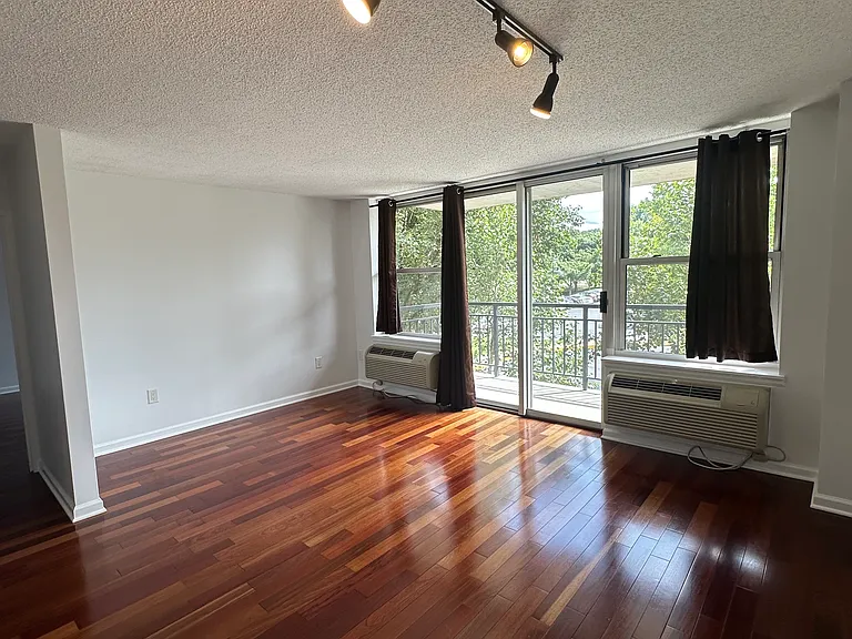 300 Main St #215 — Photo 3