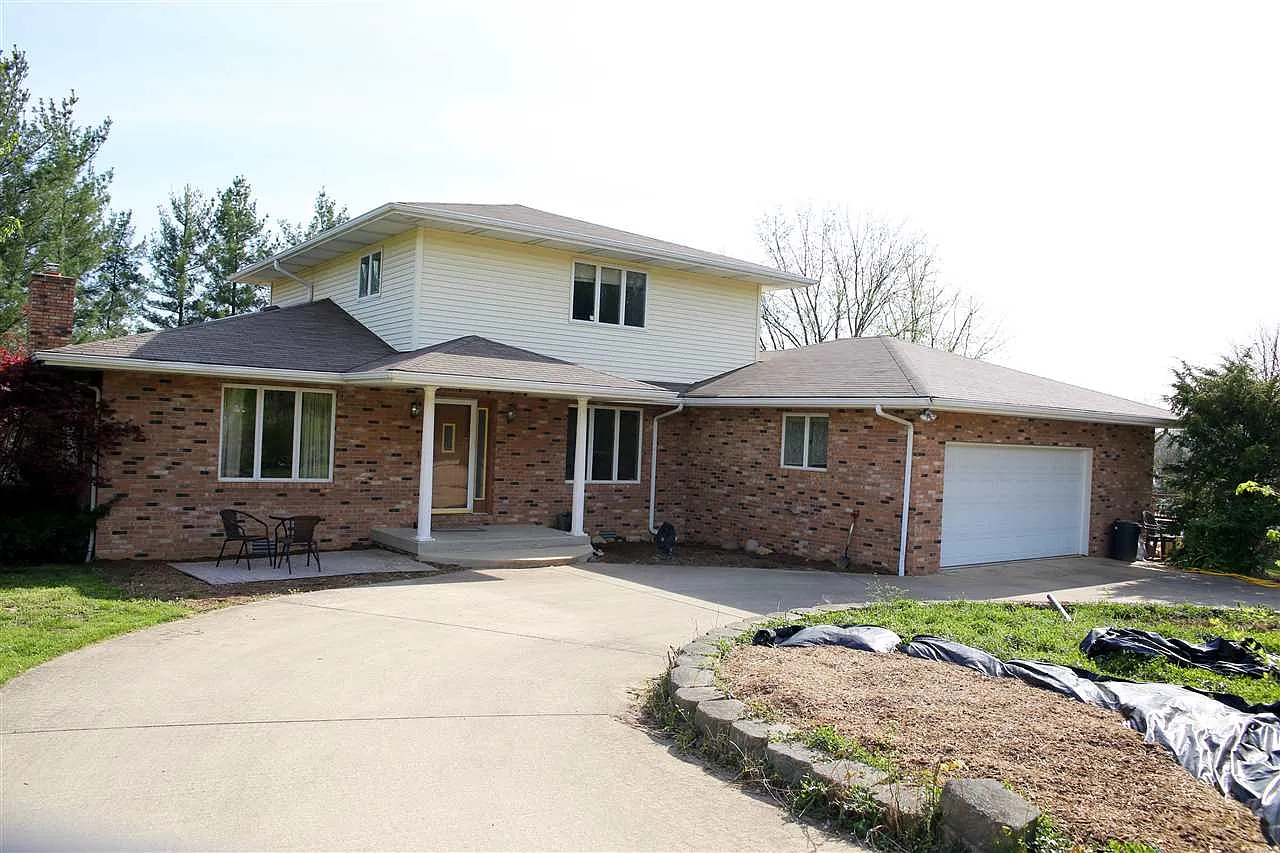310 E Clover Ln photo 1