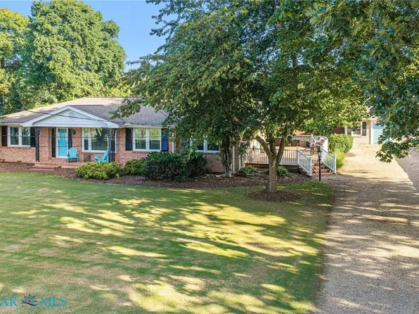 39 Hatton Ave, Kilmarnock, VA 22482