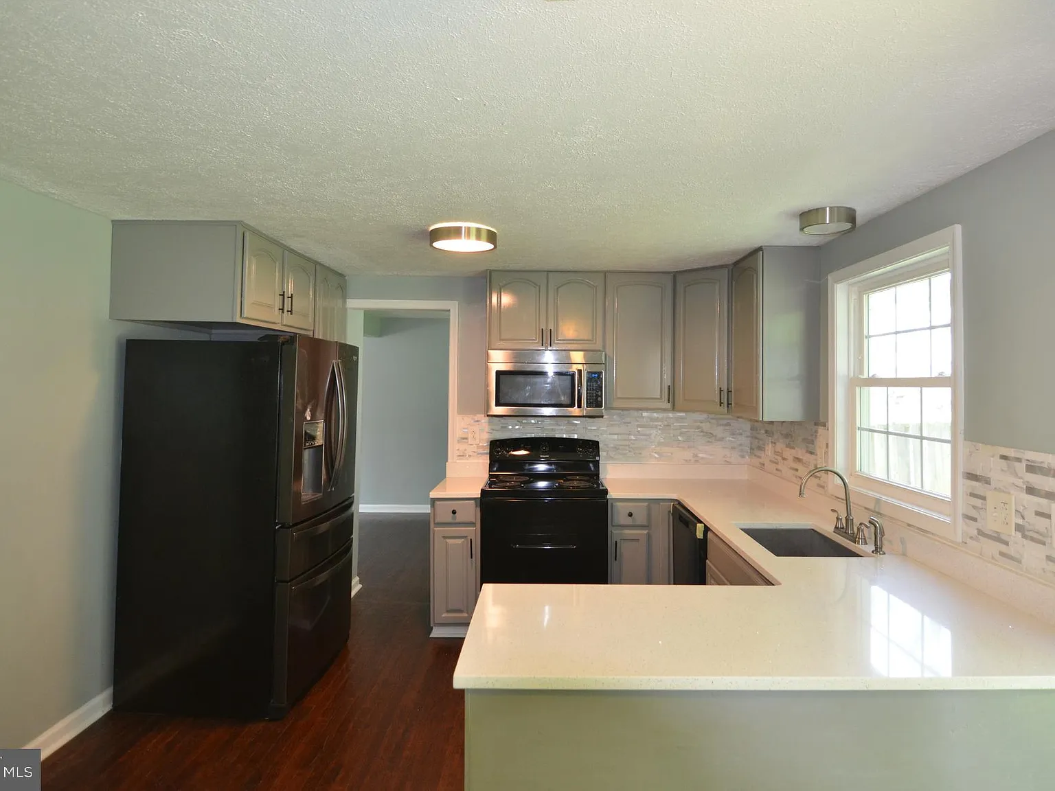 6 bed, 3.5 bath, 2538 sqft, $3,500 — Photo 3
