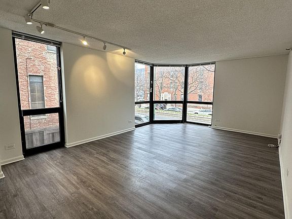 2nd image of 1034 N La Salle Dr #210