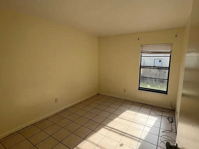 3625 SW 29th Ter #C — Photo 8