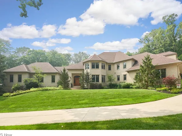 1988 Four Seasons Dr, Akron, OH 44333