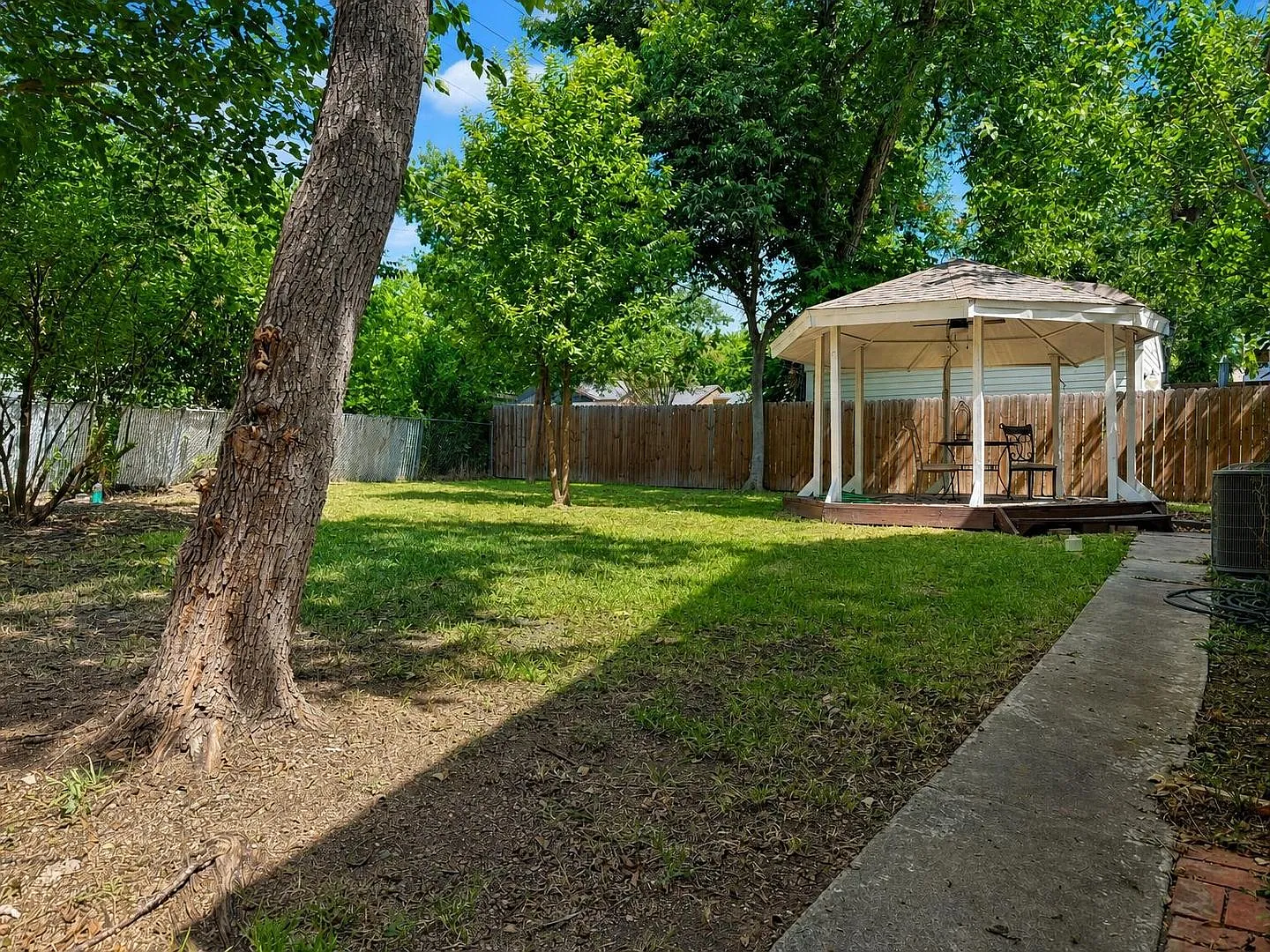 Spacious 4-Bedroom Charmer in Central Temple — Photo 3