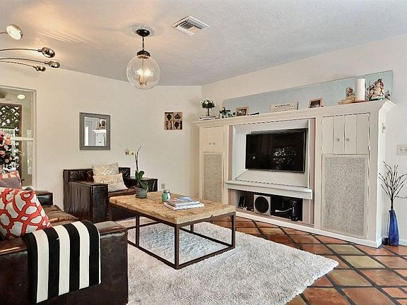 2nd image of 796 Dahlia Ln