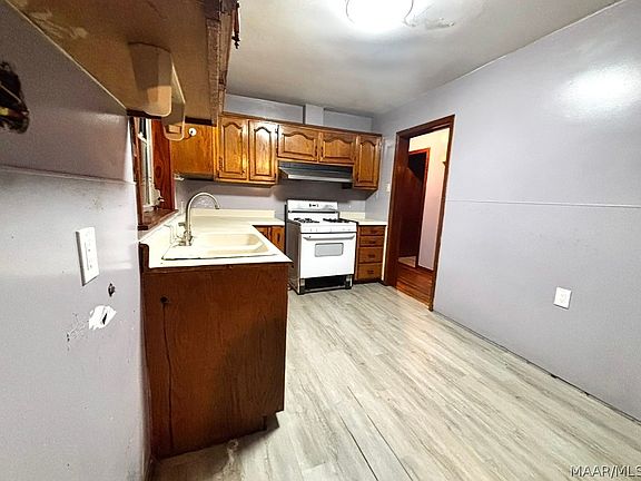 3rd image of 411 Howard Rd